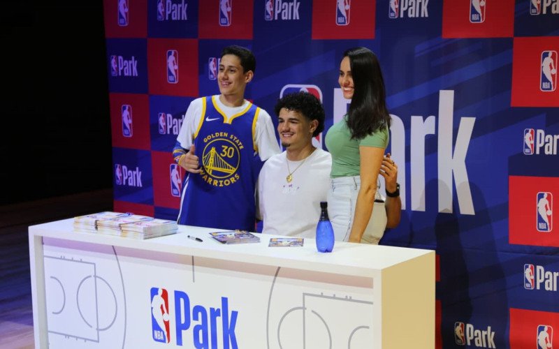 Gui Santos atendeu a todos no NBA Park para fotos e autógrafos | abc+