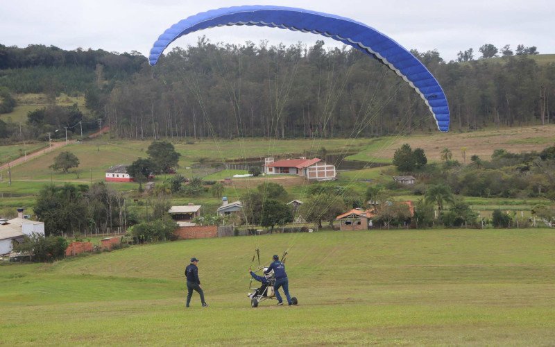 Ação social da AGVL com parapente inclusivo às pessoas com deficiência física, em Sapiranga | abc+