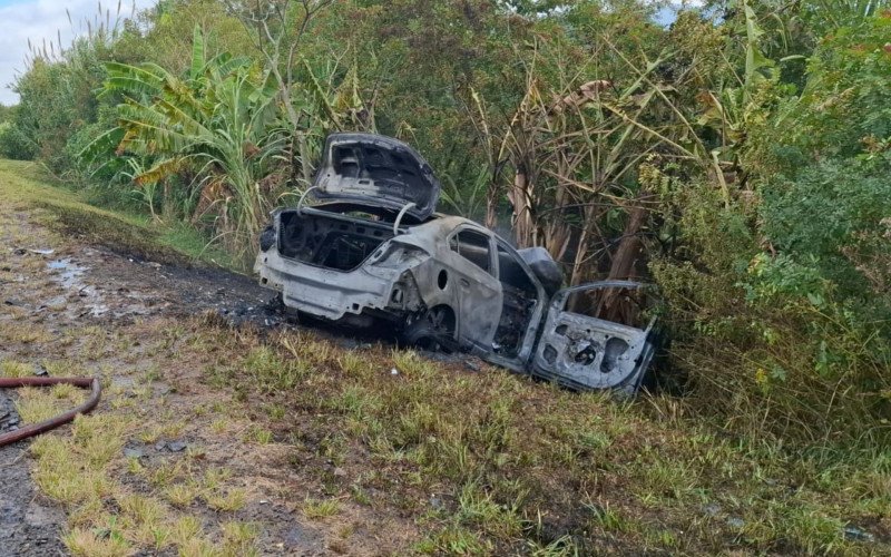 Tentativa de ultrapassagem termina em incêndio e duas mortes na RS-287