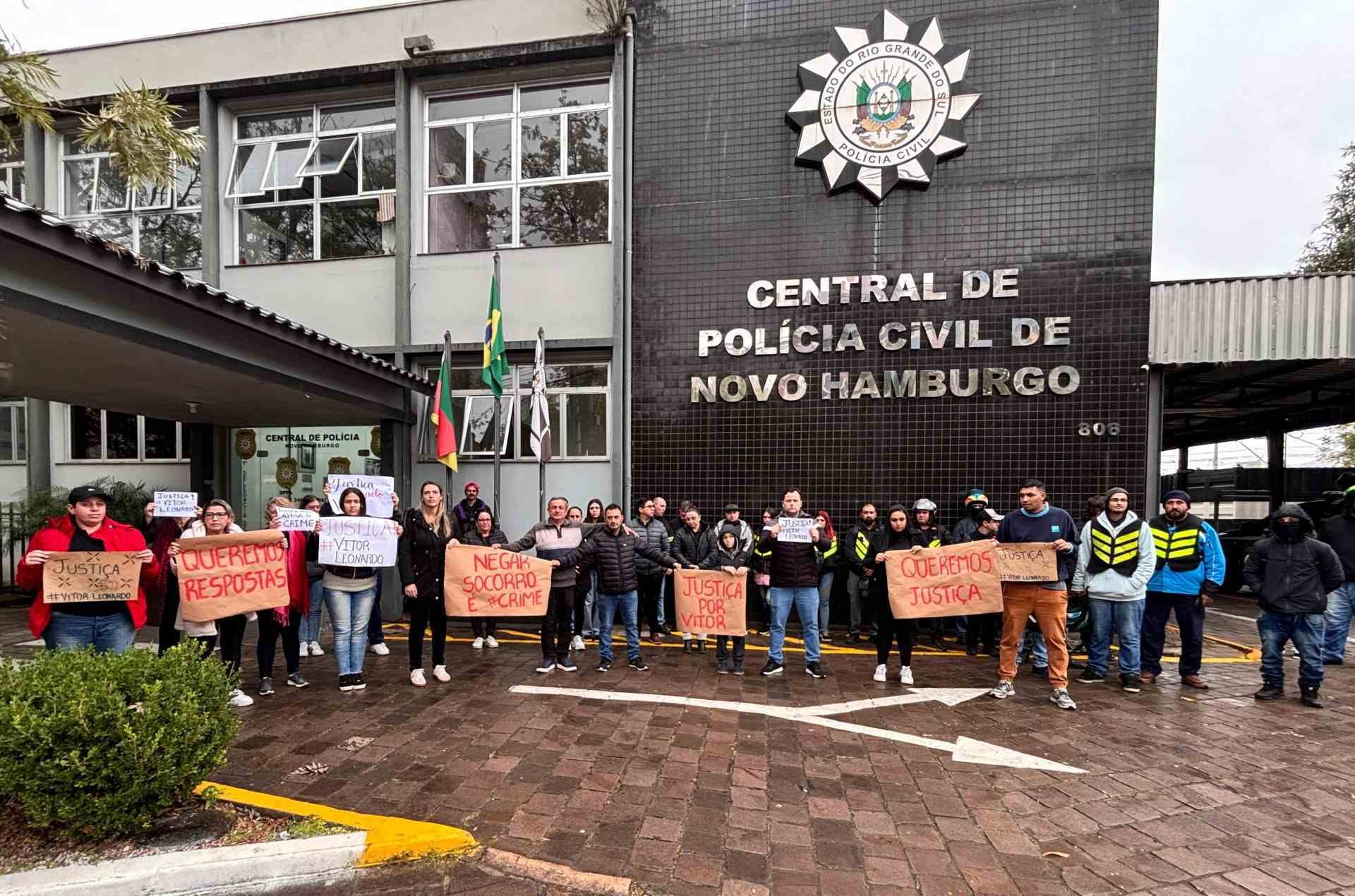 &ldquo;Queremos respostas&rdquo;: Familiares e amigos cobram justi&ccedil;a por motoboy atingido por ve&iacute;culo em alta velocidade
