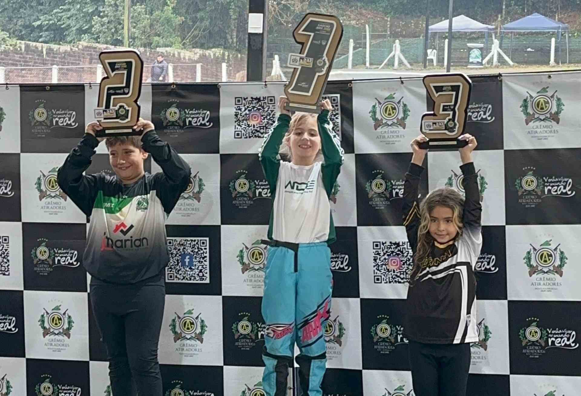 Pequena aluna de bicicross de projeto gratuito vence terceira etapa do Campeonato Gaúcho