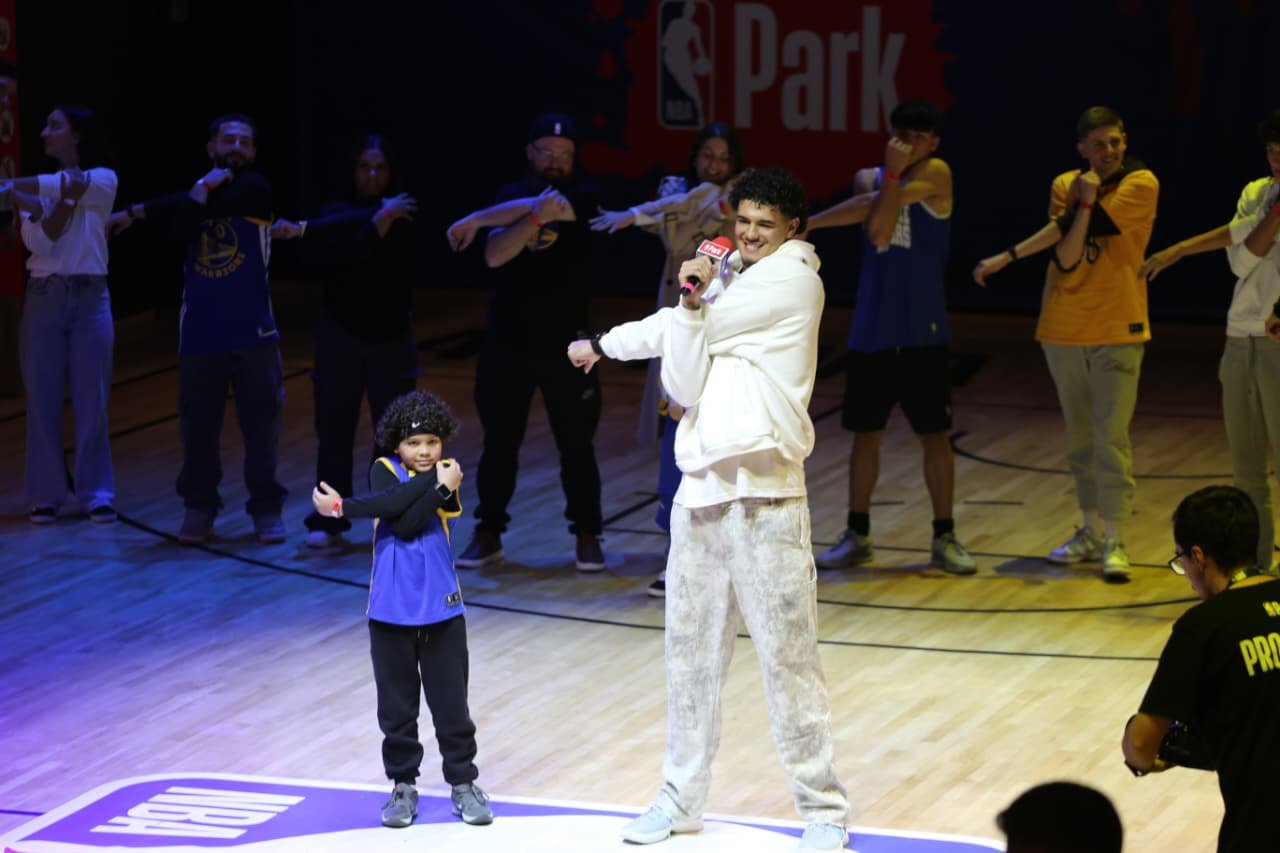 Gui Santos, do Golden State Warriors, participa de a&ccedil;&atilde;o com f&atilde;s no NBA Park