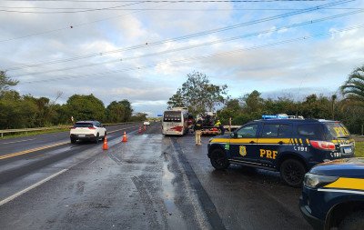 Colisão entre caminhonete e ônibus deixa um morto e dois feridos na BR-386, em Nova Santa Rita