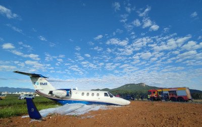 Jato sai da pista após pouso e risco de explosão mobiliza bombeiros; veja fotos