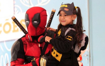 "O clima está ótimo": cosplayers de super-heróis, animes e filmes de terror lotam o 2º piso do Canoas Shopping