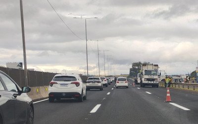 Pintura de faixas na BR-116 causa restrição na pista central em São Leopoldo