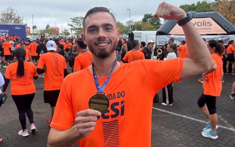 O professor Eduardo une bem-estar e solidariedade ao participar da corrida