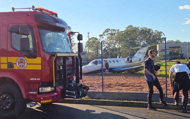 Jato sai da pista no Aeroclube de Santa Catarina e mobiliza Corpo de Bombeiros em São José