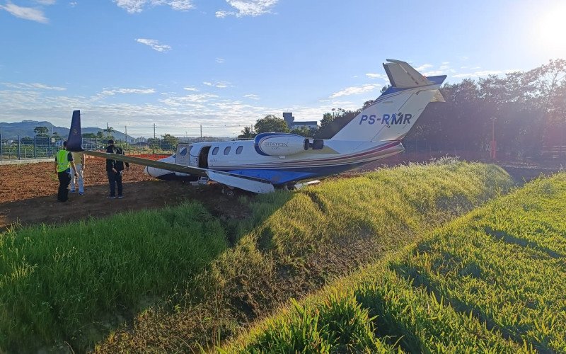 Jato sai da pista no Aeroclube de Santa Catarina e mobiliza Corpo de Bombeiros em São José