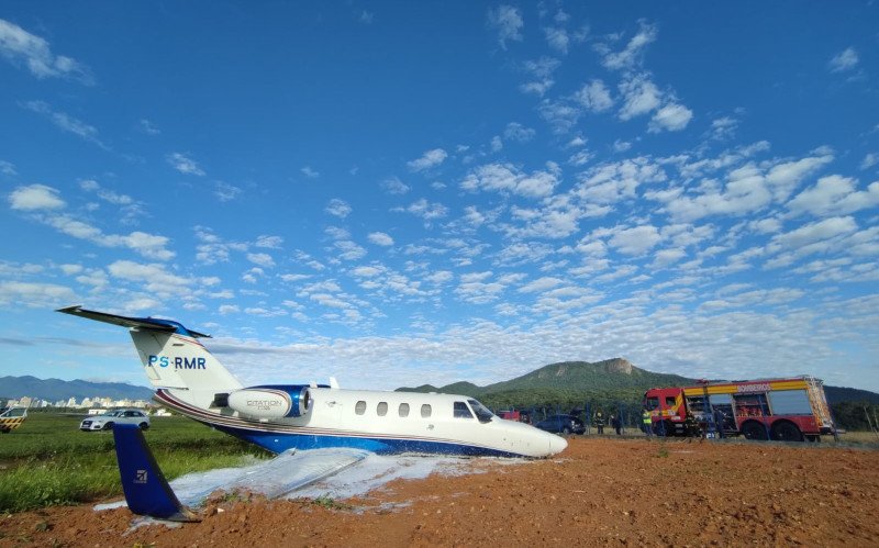 Jato sai da pista no Aeroclube de Santa Catarina e mobiliza Corpo de Bombeiros em São José | abc+