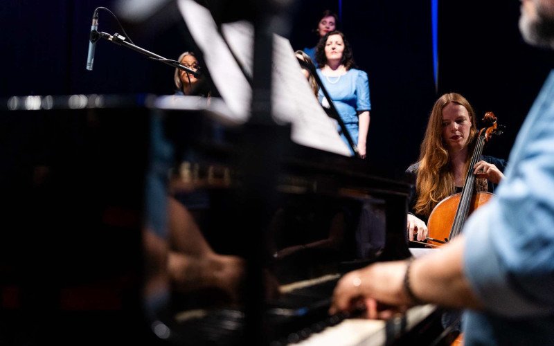 Espetáculo Suíte Tom Jobim, do Grupo Vocal Expresso 25, ocorre dia 30 de maio em Novo Hamburgo