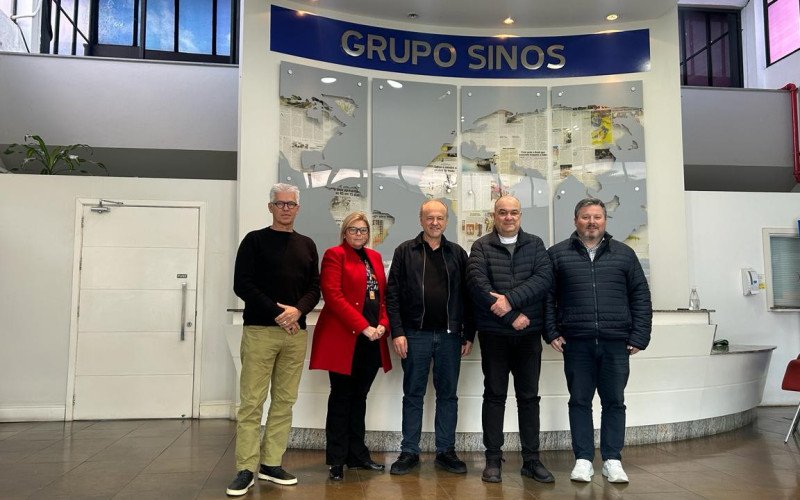 Nelson Ramalho (membro da direção da Fundação Semear), Ana Paslauski (secretária da Fundação Semear), Natalino Conci (presidente da Fundação Semear), Fernando Gusmão (CEO do Grupo Sinos) e Fauston Saraiva (diretor-executivo da ACI) durante visita ao Grupo Sinos | abc+