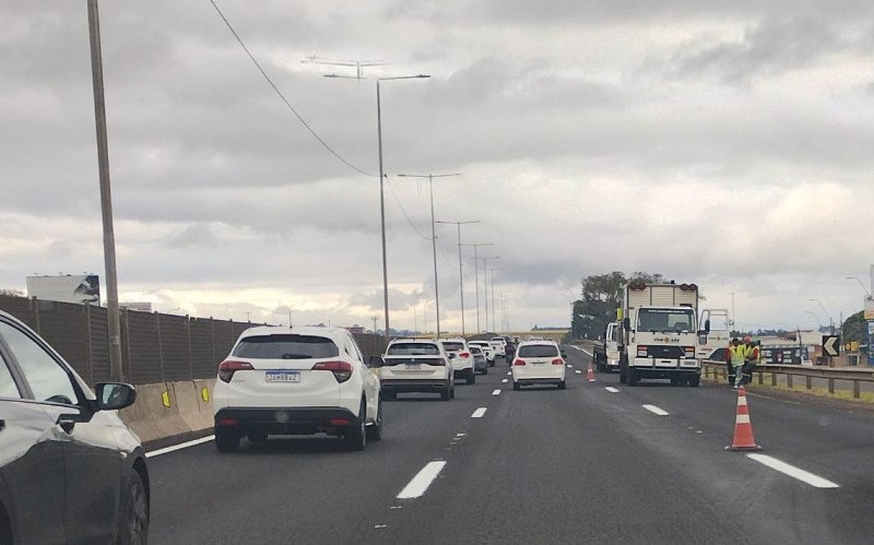 Serviços de pintura de faixa na BR-116, em São Leopoldo, sentido interior-capital, entre os Kms 242 e 244