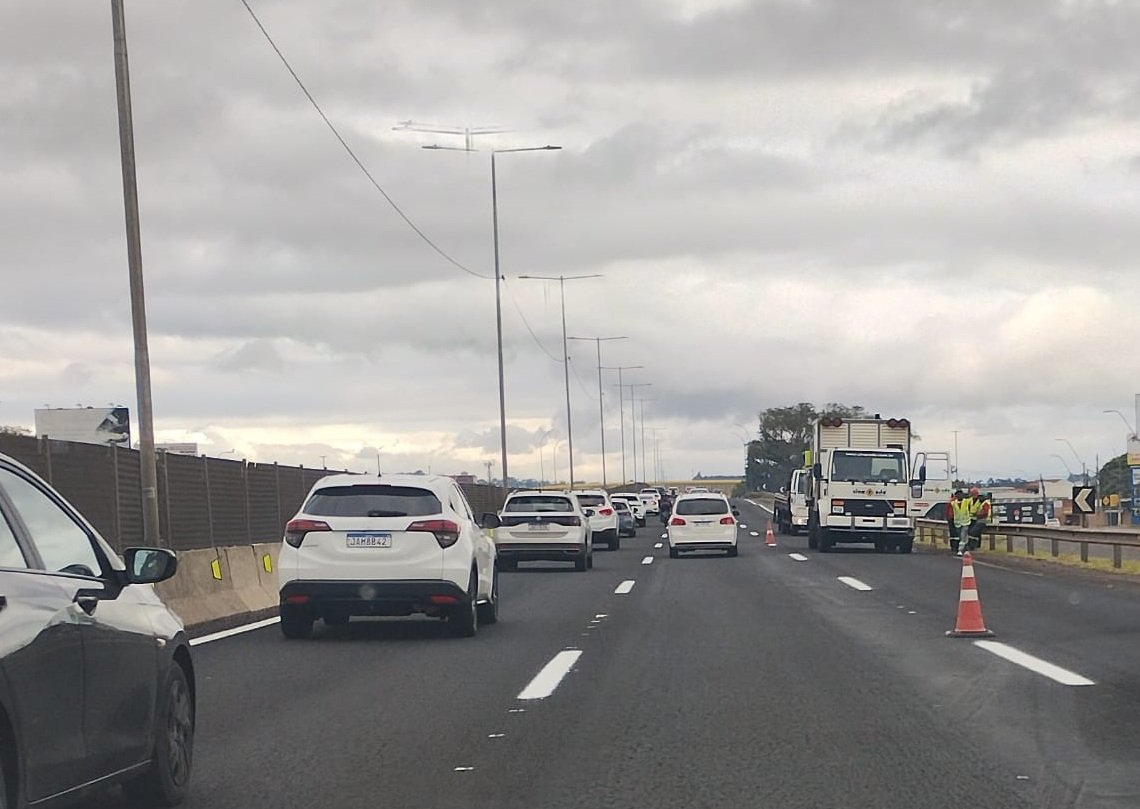 Pintura de faixas na BR-116 causa restrição na pista central em São Leopoldo