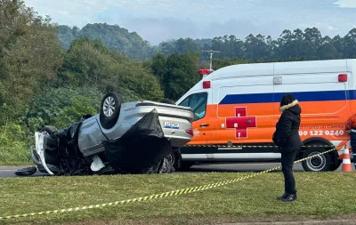 VÍDEO: Motorista morre após carro capotar diversas vezes na RS-122, no Vale do Caí