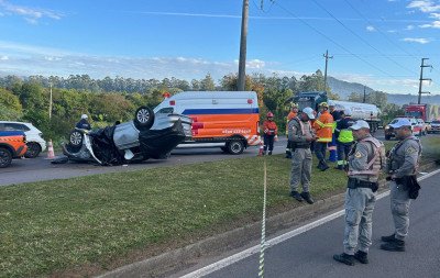 VÍDEO: Câmeras flagram capotamento que matou idoso na RS-122; casal ia a velório
