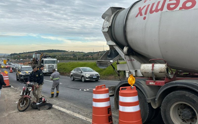 Acidente envolvendo moto, BMW e caminhão betoneira deixa motociclista gravemente ferido em Novo Hamburgo | abc+