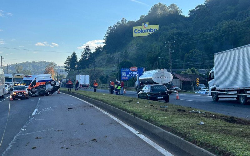 Motorista morre após carro capotar diversas vezes no Vale do Caí 