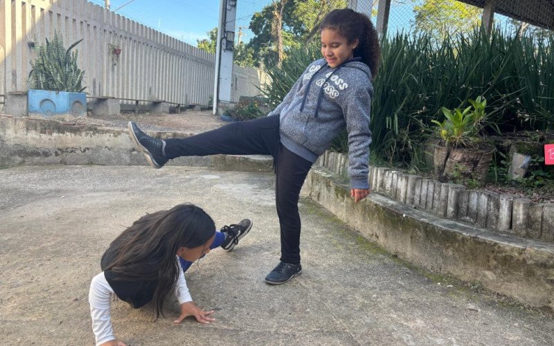 Rafaela e Maria praticam o que aprenderam na oficina de capoeira da Semana do Brincar