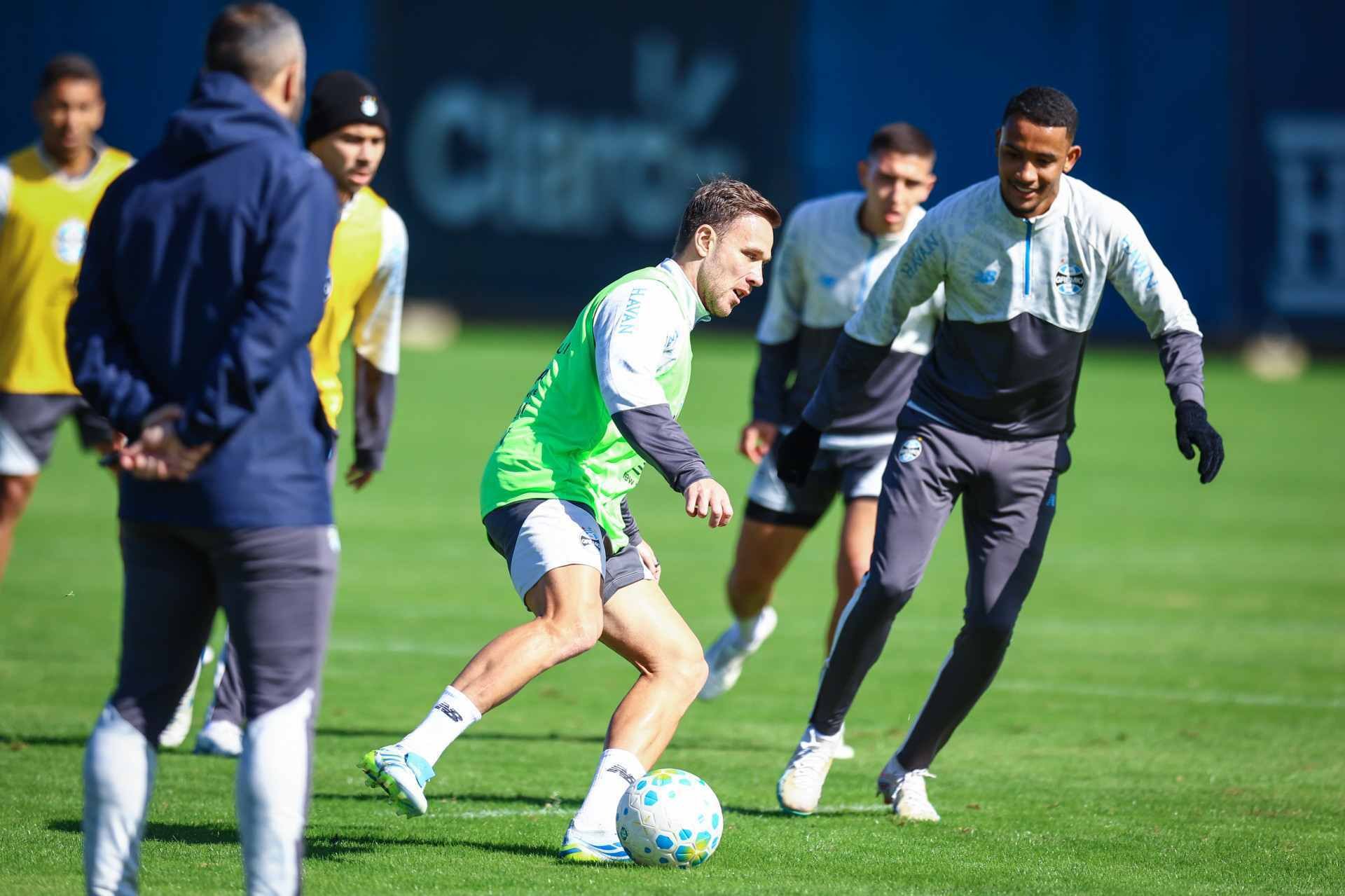 Gr&ecirc;mio confirma sa&iacute;da do volante Arthur