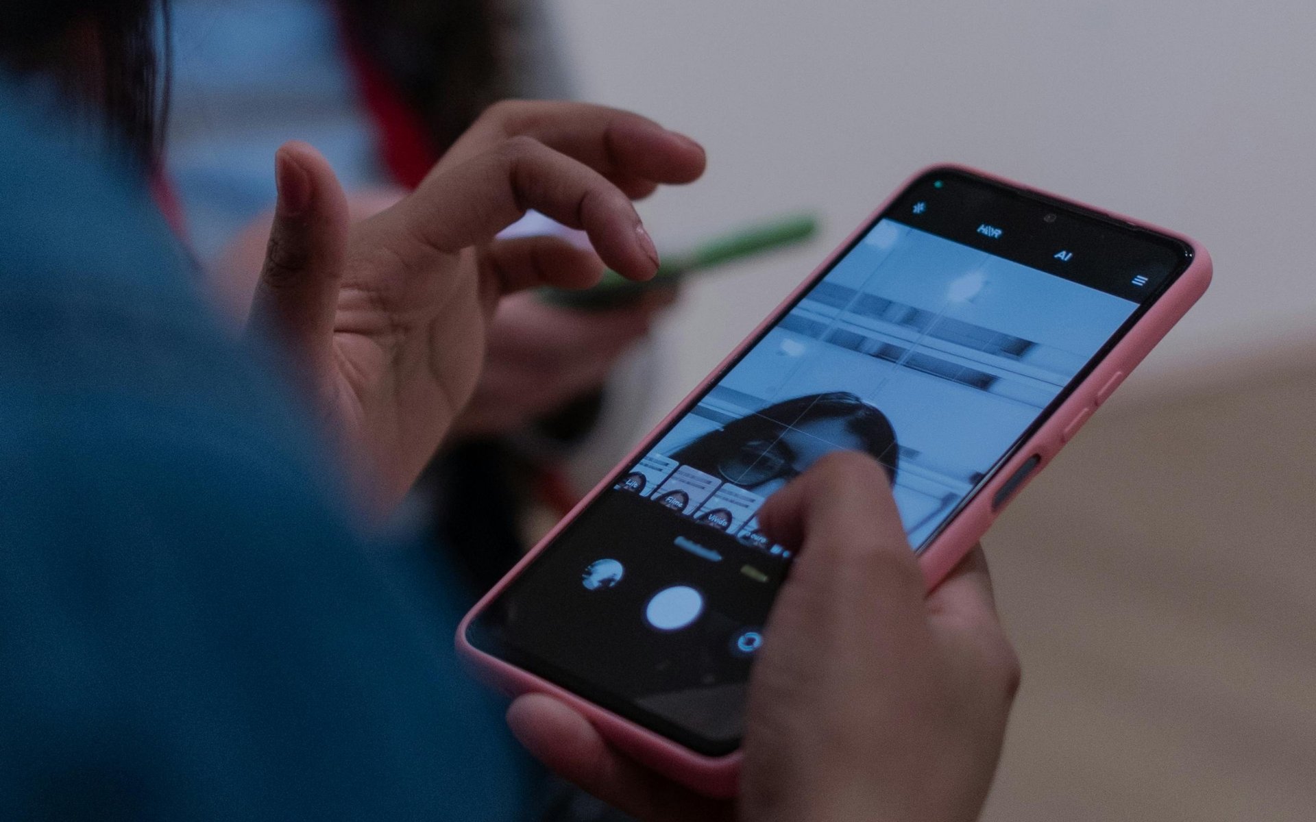 Abrir olhos fechados, apagar objetos e criar sem instalar apps: Veja como usar apenas a IA do seu celular nas fotos