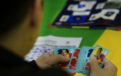 "Não precisa fazer silêncio": Biblioteca de Canoas passa a organizar encontros para a troca de figurinhas