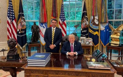 Flávio Bolsonaro posta foto com Donald Trump na Casa Branca