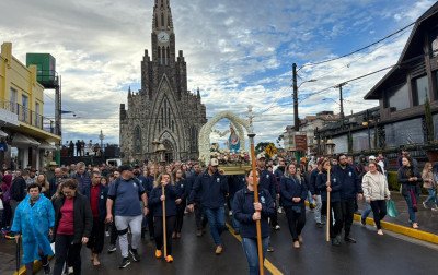 Agradecer e cumprir promessas: Centenas de fiéis participam da romaria a pé em homenagem a Caravaggio em Canela