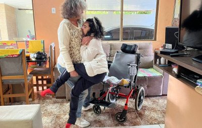 Mãe espera há 2 anos por cadeira de rodas especial para filha com paralisia cerebral