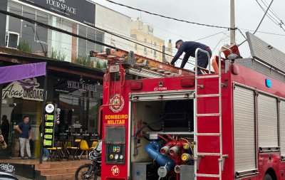 Bombeiros controlam chamas em casa atingida por incêndio na Rua São Caetano