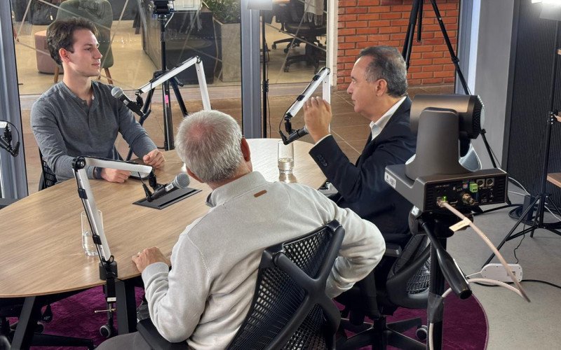 O estudante Ramon entrevista o reitor Jos&eacute; Paulo e o presidente da Aspeur Marcelo Clark 