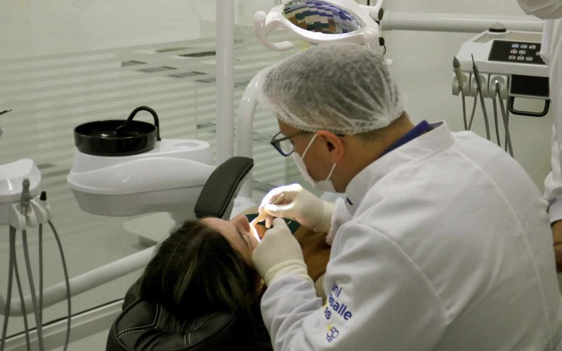 Acompanhamento periódico no dentista ajuda na prevenção e diagnóstico precoce do câncer de boca | abc+