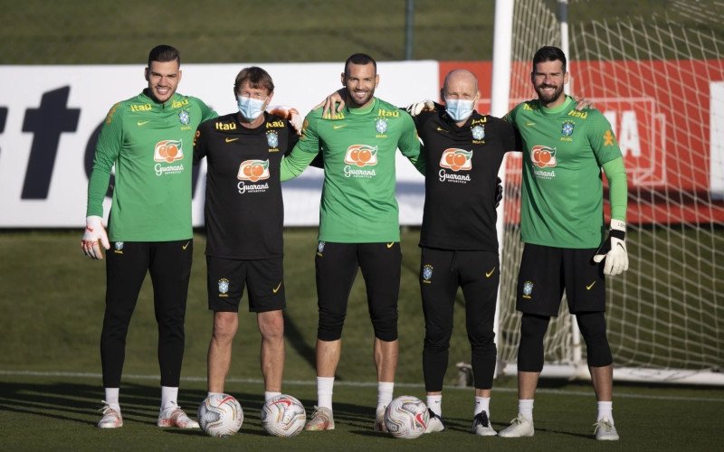 Goleiros Éderson, Weverton e Alisson Becker e os preparadores Marquinhos e Taffarel; equipe se repetirá da Copa de 2026 | abc+