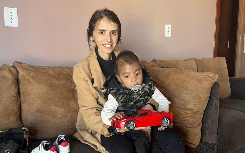 João Pedro com a mãe Joseana e sua "Ferrari" | abc+