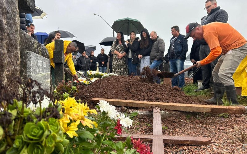 Velório e sepultamento de Velório de Vitor Leonardo Botta, 27 anos, motoboy vítima de acidente de trânsito no dia 19/05