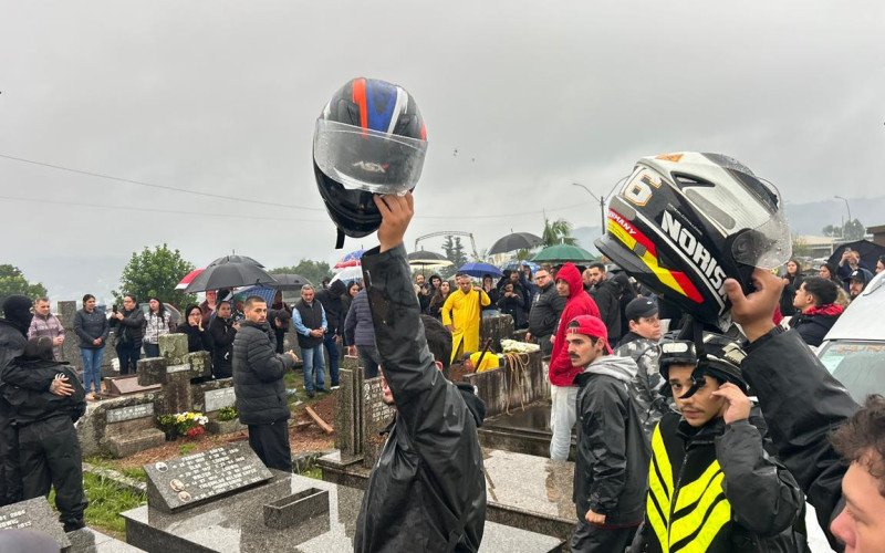 Velório e sepultamento de Velório de Vitor Leonardo Botta, 27 anos, motoboy vítima de acidente de trânsito no dia 19/05