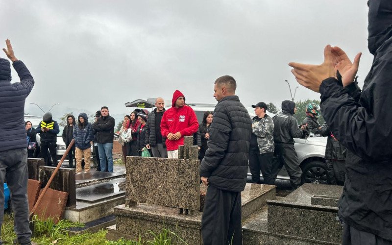 Velório e sepultamento de Velório de Vitor Leonardo Botta, 27 anos, motoboy vítima de acidente de trânsito no dia 19/05