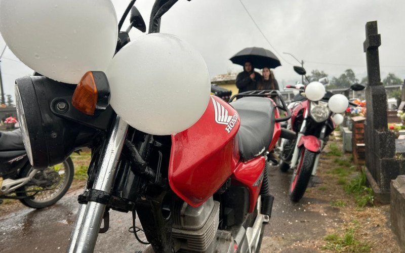 Velório e sepultamento de Velório de Vitor Leonardo Botta, 27 anos, motoboy vítima de acidente de trânsito no dia 19/05