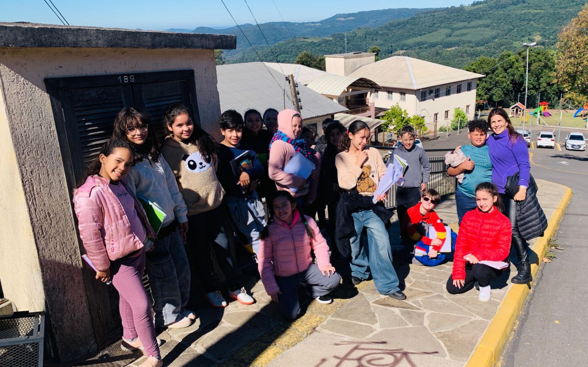 Estudantes foram a campo investigar um incêndio ocorrido próximo à escola no domingo do Dia das Mães