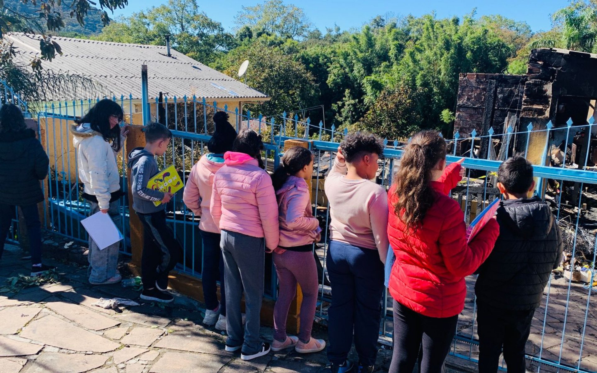 Estudantes foram a campo investigar um incêndio ocorrido próximo à escola no domingo do Dia das Mães