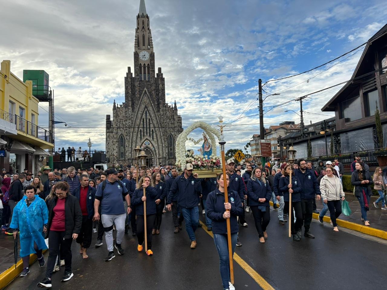 Agradecer e cumprir promessas: Centenas de fiéis participam da romaria a pé em homenagem a Caravaggio em Canela