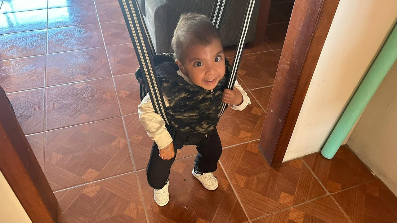 Família busca tratamento para menino com doença rara; saiba como ajudar