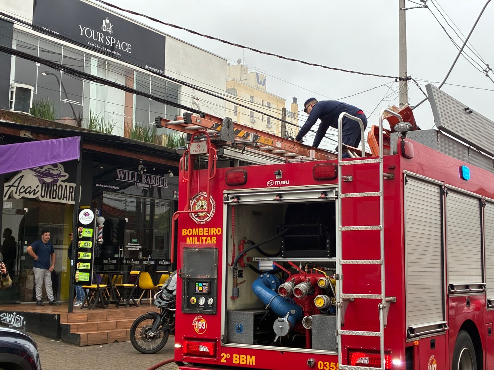 Bombeiros controlam chamas em casa atingida por incêndio na Rua São Caetano
