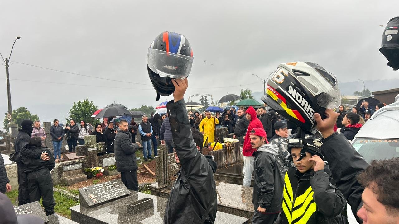 Motoboy que morreu após acidente de trânsito em Novo Hamburgo é homenageado durante despedida