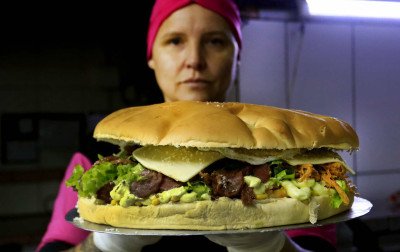 "Coisa boa é devorar um xis": Hoje é dia do lanche que caiu no gosto dos canoenses