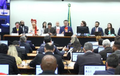 PEC do fim da escala 6x1 é aprovada em comissão e avança na Câmara