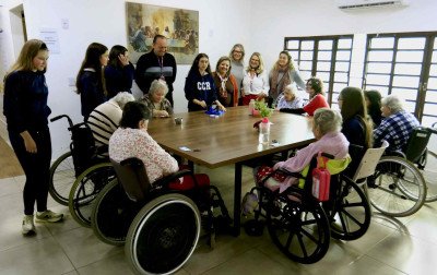 Residentes da Casa Lar Santa Terezinha do Menino Jesus recebem doações da campanha Maio Solidário