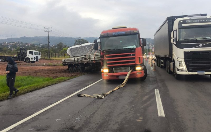 Caminhão atola durante descarregamento de material e bloqueia faixa da RS-239
