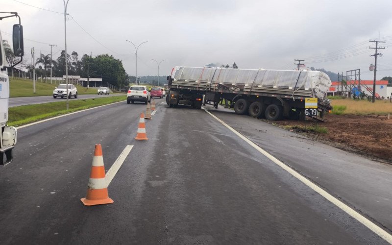 Caminhão atola durante descarregamento de material e bloqueia faixa da RS-239
