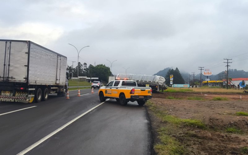 Caminhão atola durante descarregamento de material e bloqueia faixa da RS-239
